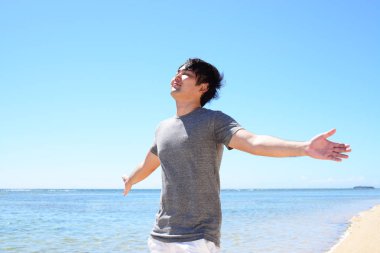 adam güneşin tadını çıkarın.