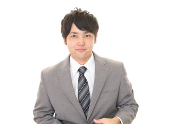 Gülümseyen Asyalı işadamı beyaz arka planda izole edilmiş