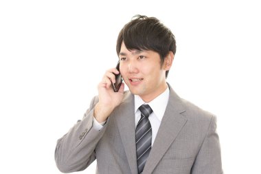 Bir akıllı telefonda konuşan işadamı