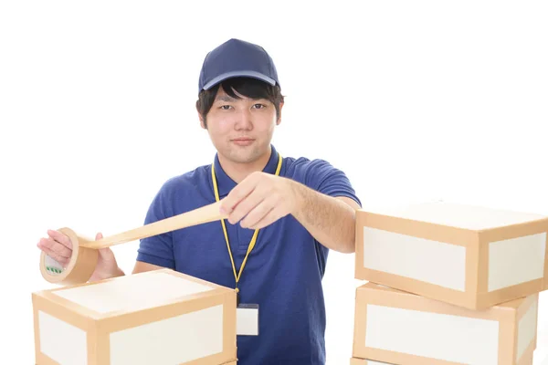 Sorrindo Homem Entrega Com Pacotes — Fotografia de Stock