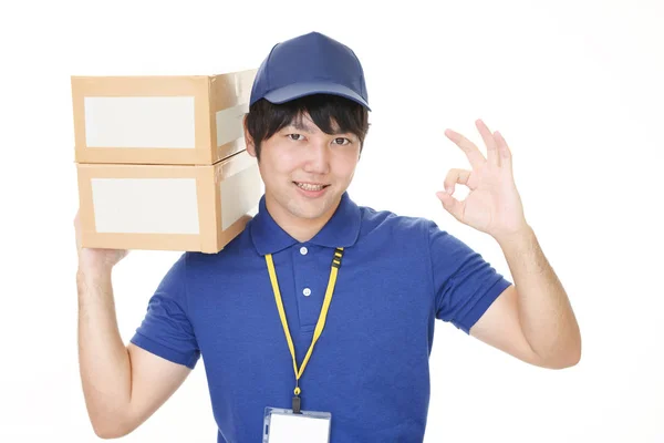 Sorrindo Homem Entrega Com Pacotes — Fotografia de Stock