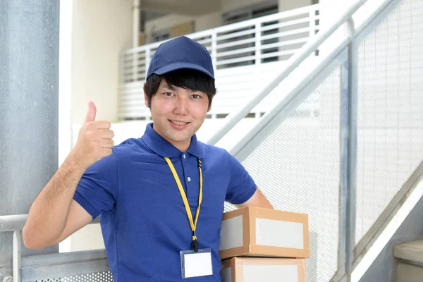 Smiling Delivery Man Packages — Stock Photo, Image