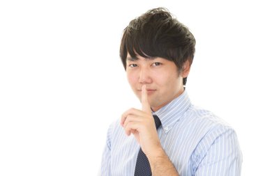 adam sipariş parmak dudaklarında.