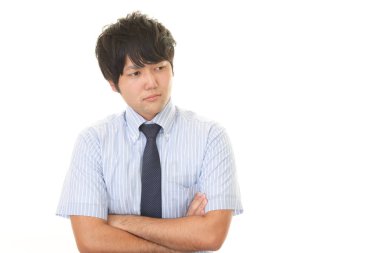 Huzursuz görünen bir iş adamı portresi.