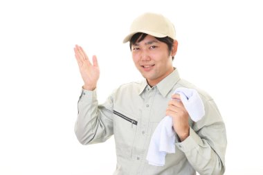 Beyaz arka plan üzerinde izole gülümseyen Asya hizmetli