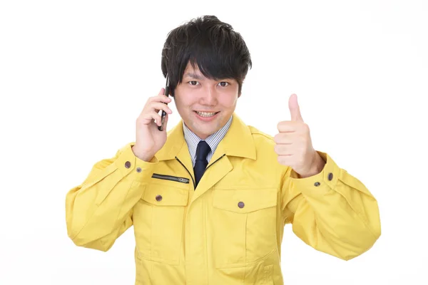 Asiatiska Arbetstagare Som Pratar Smart Telefon — Stockfoto