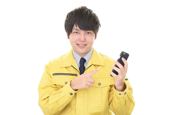Trabalhador Sorrindo Segurando Telefone Inteligente — Fotografia de Stock