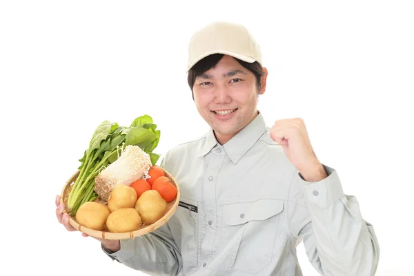 Sorrindo Agricultor Asiático Com Legumes — Fotografia de Stock