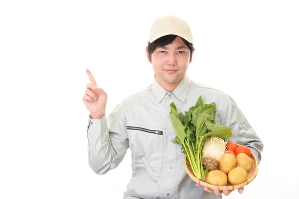 Portrait Agriculteur Souriant Tenant Panier Légumes — Photo