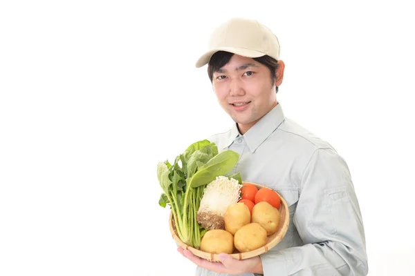 Portrét Usměvavého Farmáře Držícího Zeleninový Koš — Stock fotografie
