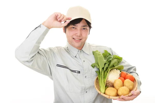 Retrato Agricultor Sorrindo Segurando Cesta Legumes — Fotografia de Stock