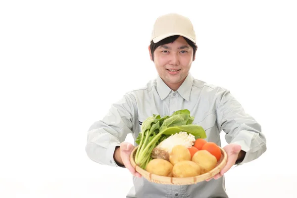 Retrato Del Granjero Sonriente Sosteniendo Cesta Verduras — Foto de Stock