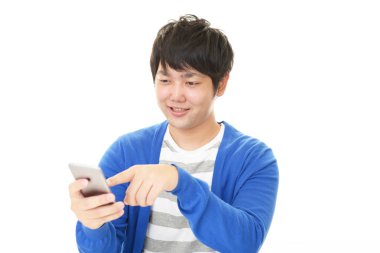 Adam akıllı telefon arayan