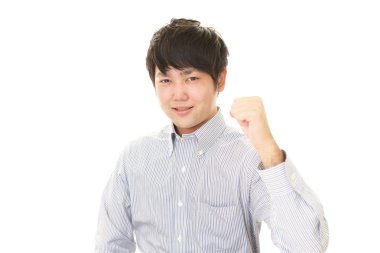 Mutlu poz veren genç adam.