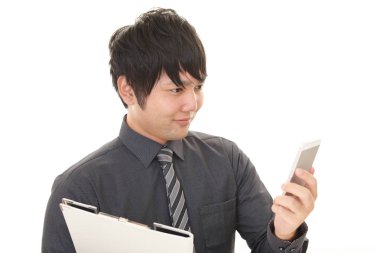 İşadamı seyir akıllı telefon