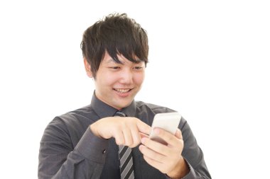 bir akıllı telefon kullanan iş adamı