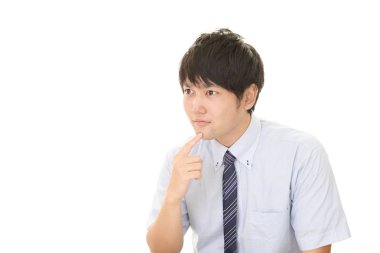 Gülümseyen Asyalı işadamı beyaz arka planda izole edilmiş