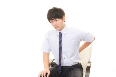 Sırt ağrısı olan işadamı