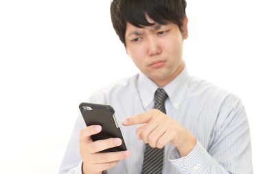 bir akıllı telefon tutarak işadamı