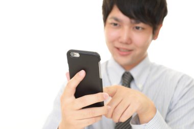 İş adamı cep telefonu kullanıyor