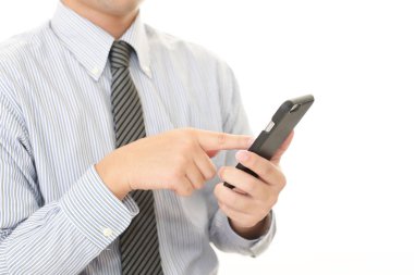 adam akıllı telefon tutarak