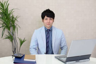 Onun ofisinde Asya işadamı gülümseyen