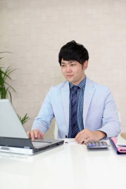 Onun ofisinde Asya işadamı çalışma