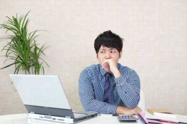 Huzursuz görünen bir iş adamı portresi