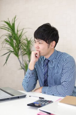 İş adamı dizüstü bilgisayar kullanıyor.