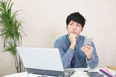 Huzursuz görünen bir iş adamı portresi