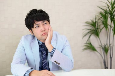 Huzursuz görünen bir iş adamı portresi