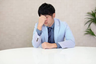 Asya işadamı yorgun ve stresli hissediyor