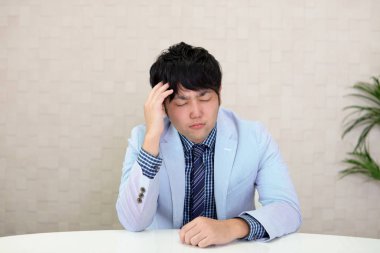 baş ağrısı olan işadamı