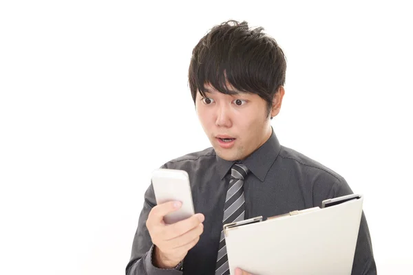 Förvånad Över Asiatiska Affärsman Med Smart Telefon — Stockfoto