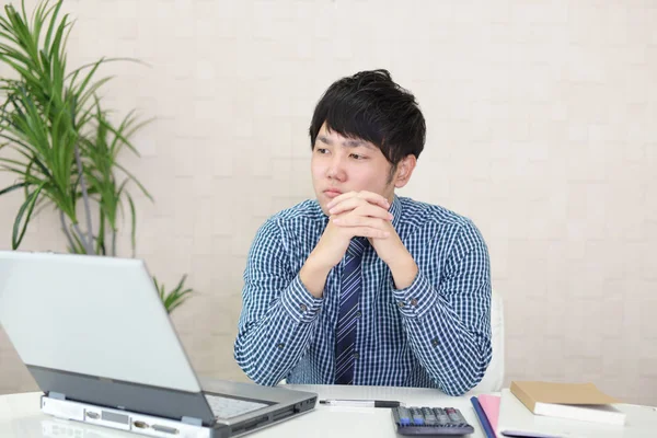 Onun ofisinde Asya işadamı çalışma