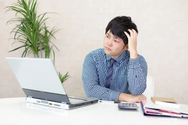 Stress Homem Asiático Olhando Para Laptop — Fotografia de Stock