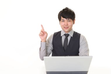 İşadamı parmağıyla işaret ediyor.