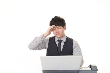 baş ağrısı olan işadamı