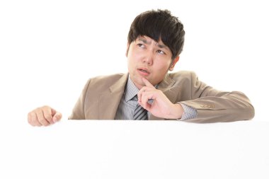 Huzursuz görünen bir iş adamı portresi