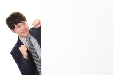 Mutlu poz veren erkek ofis çalışanı.