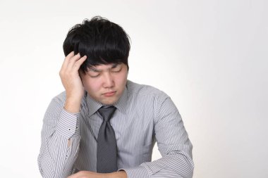 Depresyonda görünen genç bir iş adamının portresi.