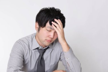 yorgun ve stresli Asya iş adamı