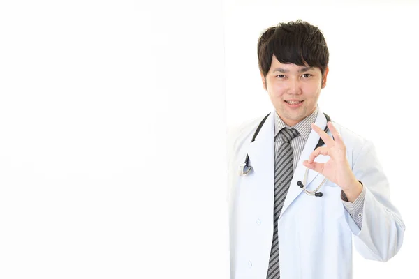 Sonriente Médico Asiático Con Una Pizarra Blanca — Foto de Stock