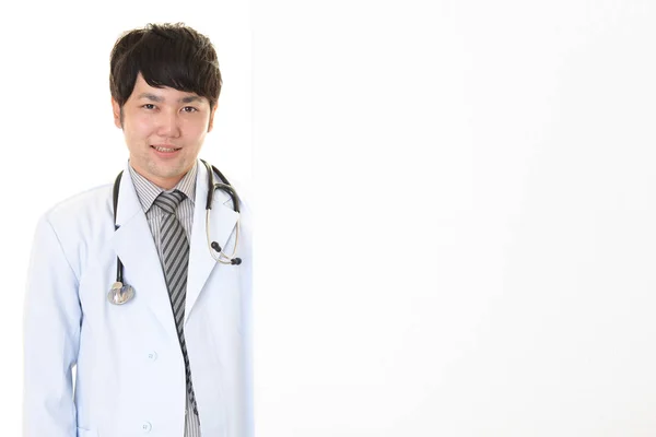 ホワイト ボードと笑みを浮かべてアジア医師 — ストック写真