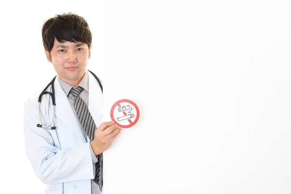 Doctor Holds Non Smoking Sign — Stock Photo, Image