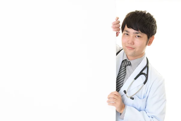 Sorrindo Médico Asiático Com Uma Placa Branca — Fotografia de Stock