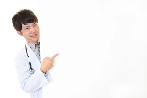 Sorrindo Médico Asiático Com Uma Placa Branca — Fotografia de Stock