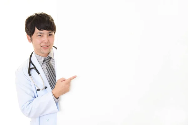 Sorrindo Médico Asiático Com Uma Placa Branca — Fotografia de Stock