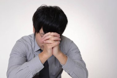 Depresyonda görünen genç bir iş adamının portresi.
