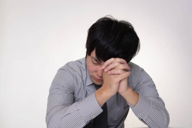 Depresyonda görünen genç bir iş adamının portresi.
